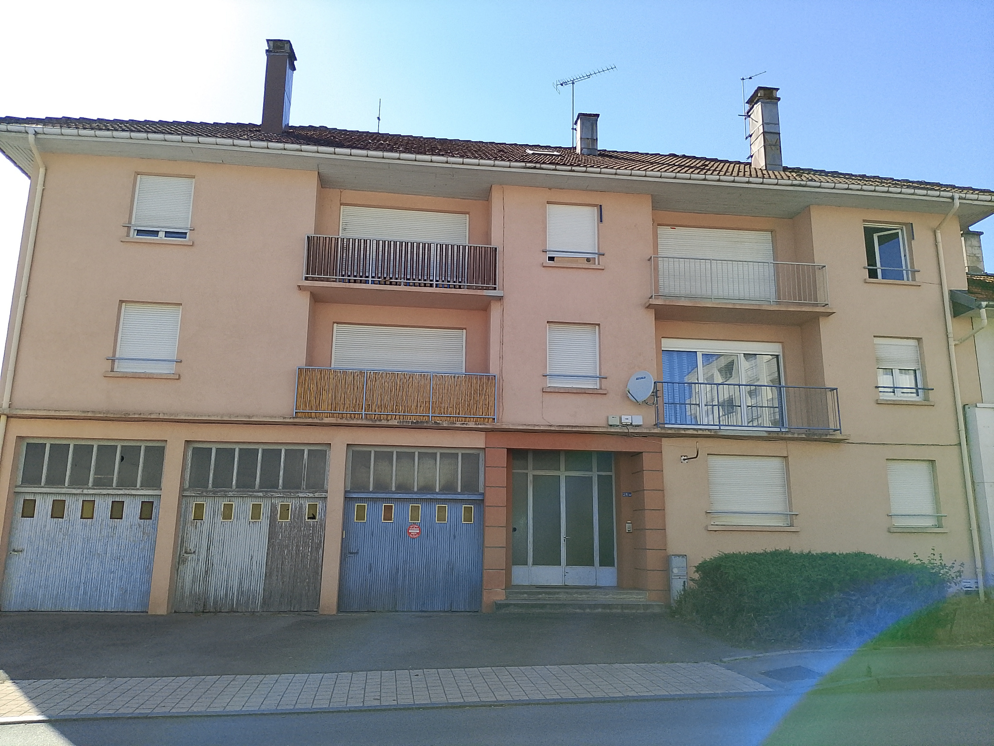 Appartement de 4 pièces et 90 m2, traversant, situé au deuxième et dernier étage d'une petite copropriété proc